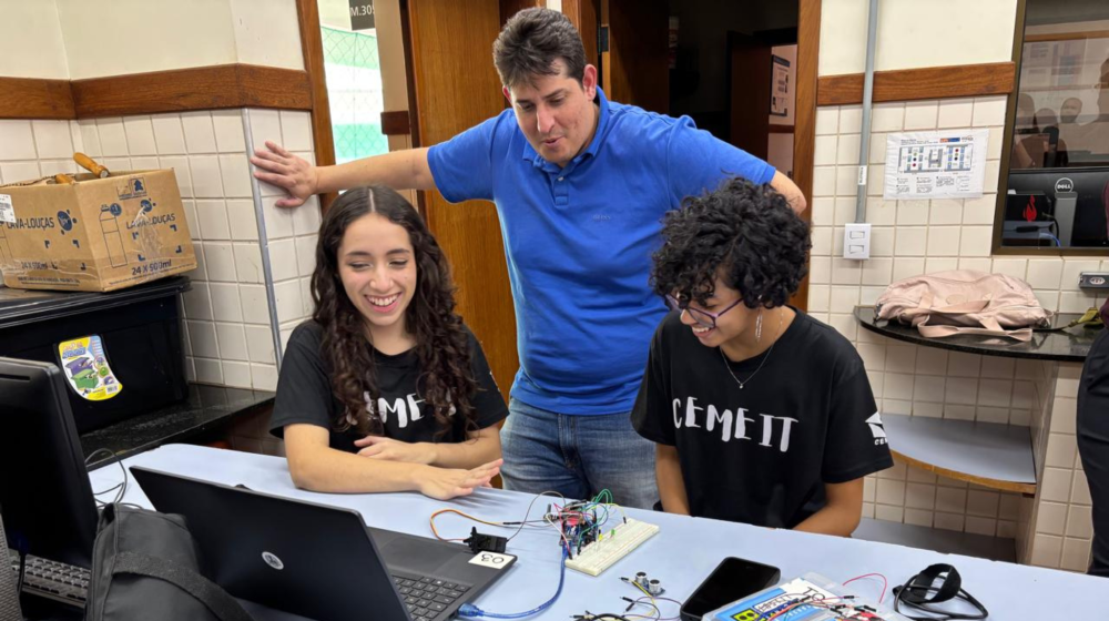 Capa da notícia: Robótica, pertencimento e permanência: tecnologia como ponte entre escola e universidade